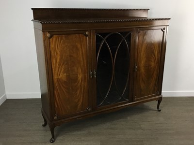 Lot 485 - MAHOGANY THREE DOOR DISPLAY CABINET