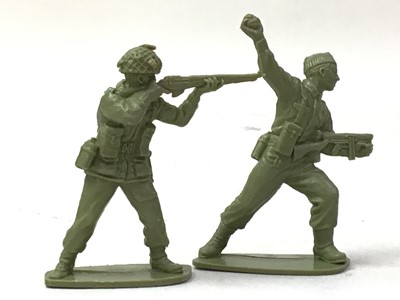 Lot 565 - COLLECTION OF PLASTIC MODEL SOLDIERS
