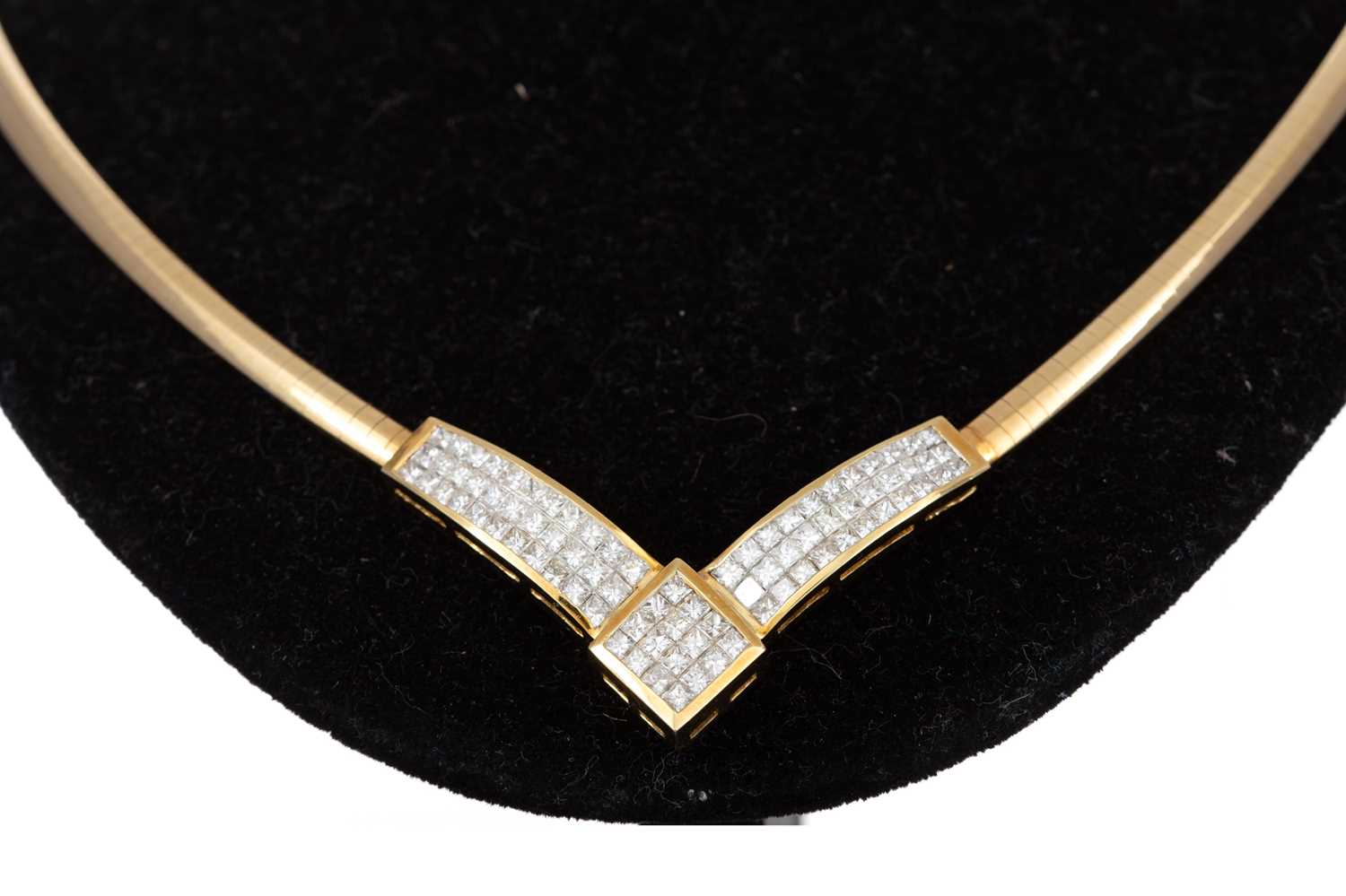 Lot 404 - DIAMOND NECKLET