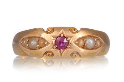Lot 412 - RUBY AND SEED PEARL RING