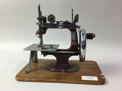 Lot 776 - MINIATURE ESSEX SEWING MACHINE