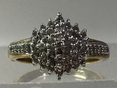 Lot 789 - DIAMOND CLUSTER RING