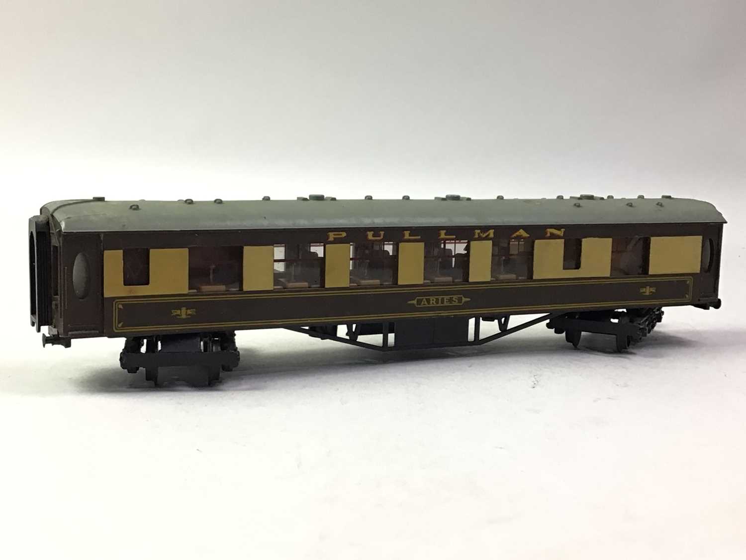 Lot 796 - GROUP OF OO GAUGE RAILWAY COACHES,