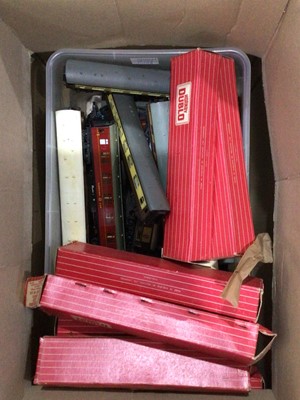 Lot 796 - GROUP OF OO GAUGE RAILWAY COACHES