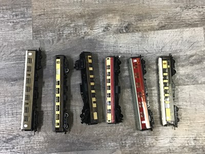 Lot 796 - GROUP OF OO GAUGE RAILWAY COACHES
