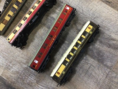 Lot 796 - GROUP OF OO GAUGE RAILWAY COACHES