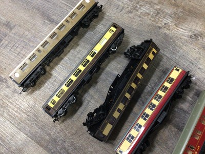 Lot 796 - GROUP OF OO GAUGE RAILWAY COACHES
