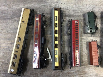 Lot 796 - GROUP OF OO GAUGE RAILWAY COACHES