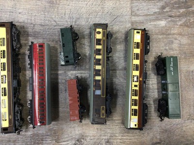 Lot 796 - GROUP OF OO GAUGE RAILWAY COACHES