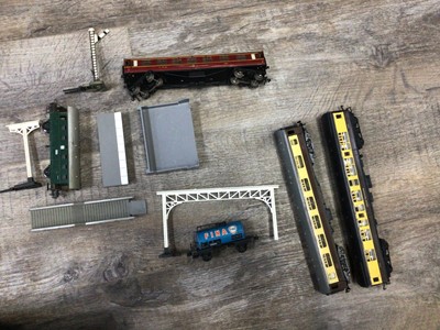 Lot 796 - GROUP OF OO GAUGE RAILWAY COACHES