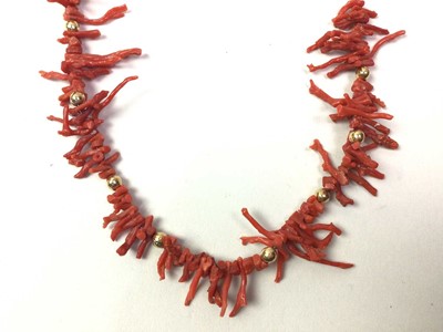 Lot 141 - EIGHTEEN CARAT GOLD CORAL NECKLACE