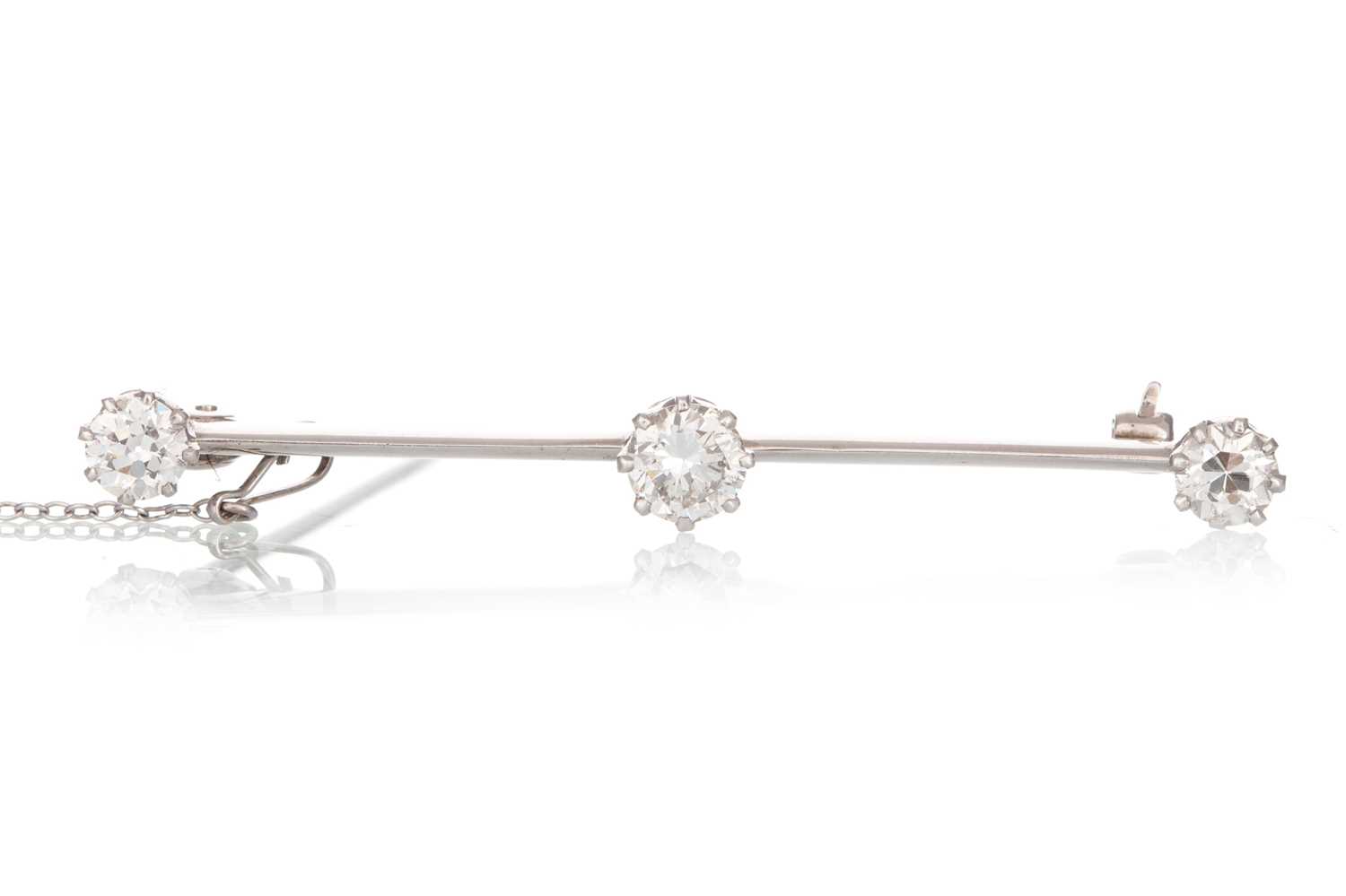 Lot 492 - DIAMOND THREE STONE BAR BROOCH