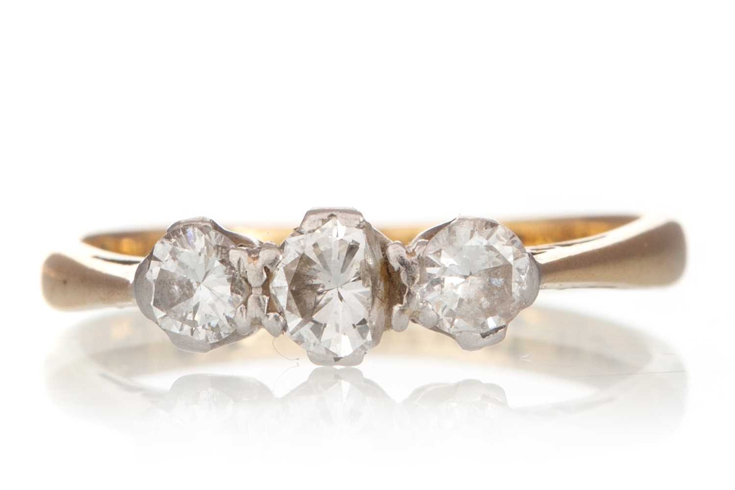 Lot 522 - DIAMOND RING