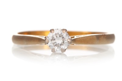 Lot 538 - DIAMOND SOLITAIRE RING