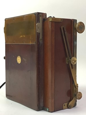 Lot 362 - VICTORIAN HALF PLATE CAMERA