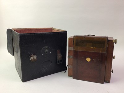 Lot 362 - VICTORIAN HALF PLATE CAMERA