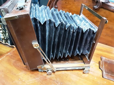 Lot 362 - VICTORIAN HALF PLATE CAMERA