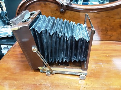 Lot 362 - VICTORIAN HALF PLATE CAMERA