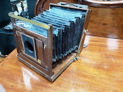 Lot 362 - VICTORIAN HALF PLATE CAMERA