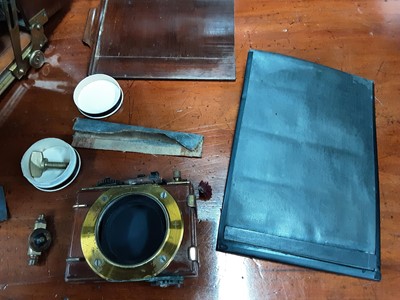 Lot 362 - VICTORIAN HALF PLATE CAMERA