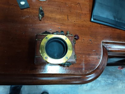 Lot 362 - VICTORIAN HALF PLATE CAMERA