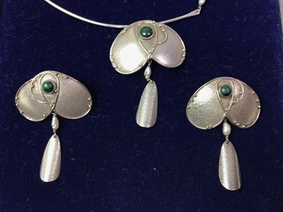 Lot 400 - ART NOUVEAU MALACHITE AND PEARL NECKLACE AND EARRINGS