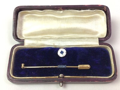 Lot 524 - GOLD AND SAPHIRE PIN