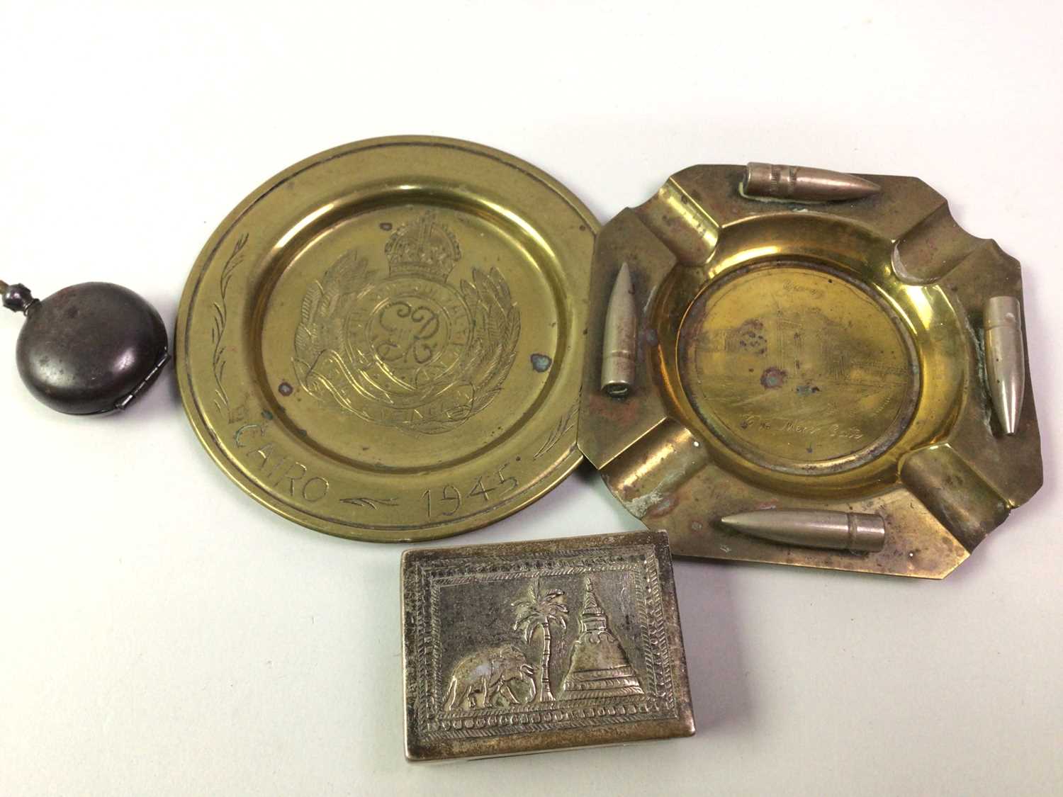 Lot 463 - GROUP OF WWI AND WWII ITEMS