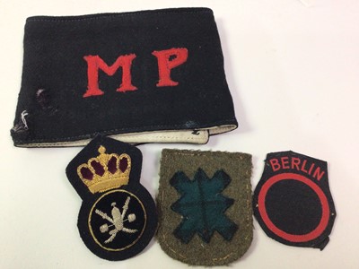 Lot 463 - GROUP OF WWI AND WWII ITEMS