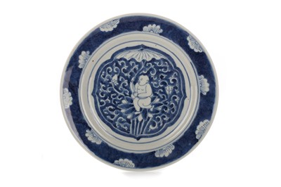 Lot 940 - CHINESE BLUE AND WHITE FIGURAL PLATE