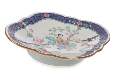 Lot 556 - CHINESE FAMILLE ROSE FIGURAL DISH