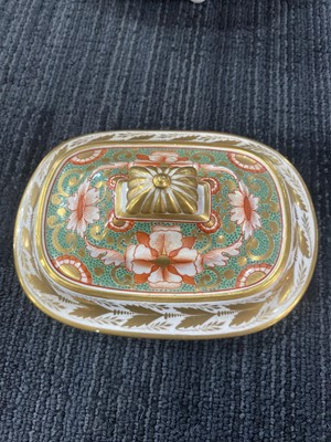 Lot 1267 - CROWN DERBY PORCELAIN, LIDDED SUGAR BOWL ON STAND