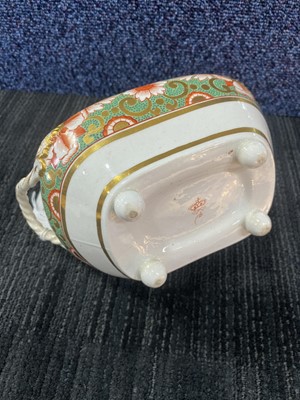 Lot 1267 - CROWN DERBY PORCELAIN, LIDDED SUGAR BOWL ON STAND