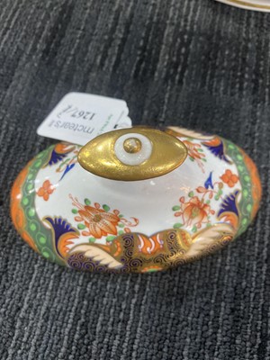 Lot 1267 - CROWN DERBY PORCELAIN, LIDDED SUGAR BOWL ON STAND