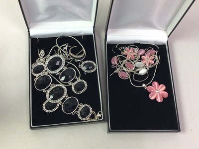 Lot 49 - COLLECTION OF COSTUME JEWELLERY