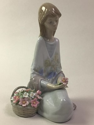 Lot 171 - LLADRO FIGURE OF A KNEELING GIRL