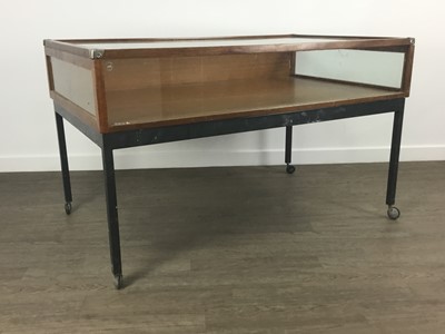 Lot 146 - MAHOGANY SHOP FRONT DISPLAY TABLE