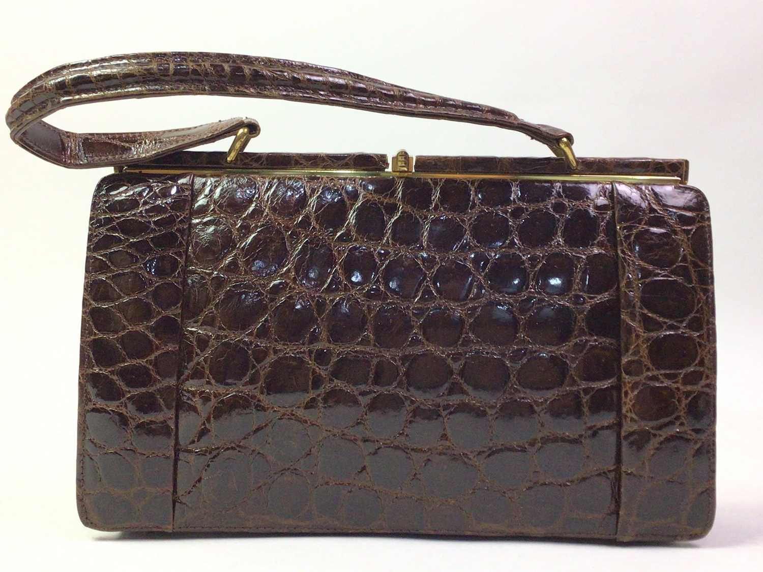 Lot 104 - COLLECTION OF VINTAGE HANDBAGS AND PURSES