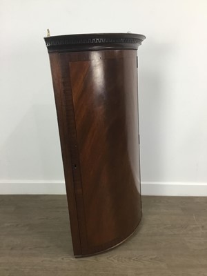 Lot 151 - GEORGIAN MAHOGANY WALL HANGING CORNER CABINET