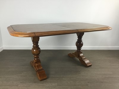 Lot 312 - OAK EXTENDING DINING TABLE