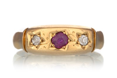 Lot 426 - RUBY AND DIAMOND RING