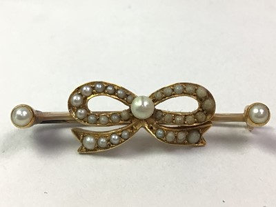 Lot 411 - SEED PEARL BOW BAR BROOCH