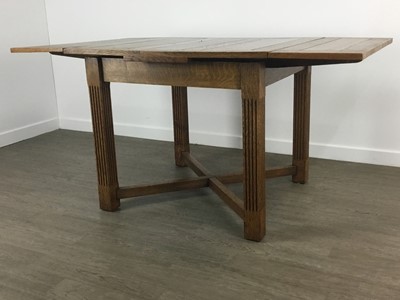 Lot 400 - OAK EXTENDING DINING TABLE