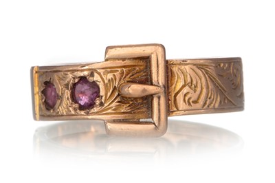 Lot 463 - GOLD BUCKLE RING