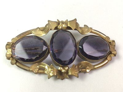 Lot 604 - FIFTEEN CARAT GOLD BROOCH