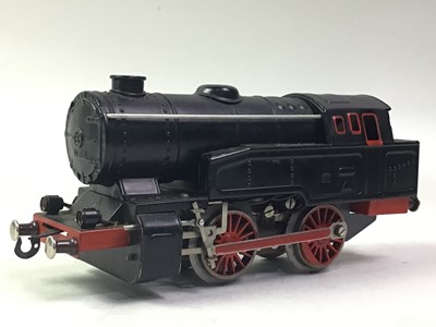 Lot 673 - WEST GERMAN O GAUGE TIN PLATE TRAIN SET