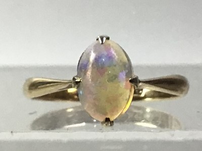 Lot 24 - GOLD AND OPAL RING