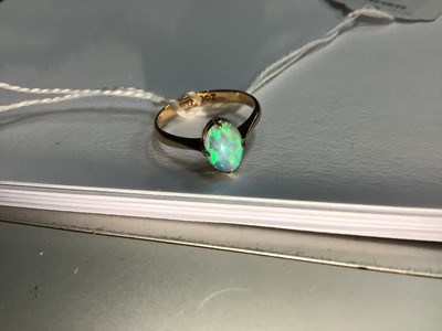 Lot 24 - GOLD AND OPAL RING
