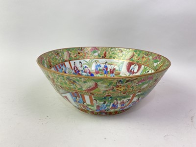 Lot 962 - CHINESE CANTONESE FAMILLE ROSE BOWL
