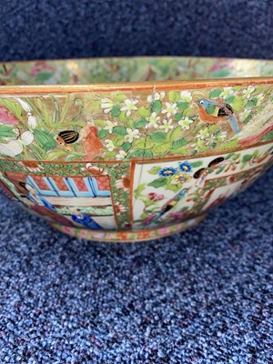 Lot 962 - CHINESE CANTONESE FAMILLE ROSE BOWL